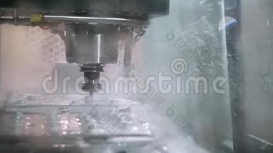 用液体冷却和水溅在工厂背景上的自动切割<strong>钣金</strong>机构的镜头。